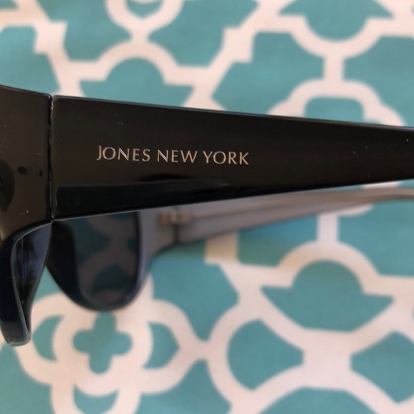 COPY - JONES NEW YORK โJackie Oโ style sunglasses - Picture 3 of 7